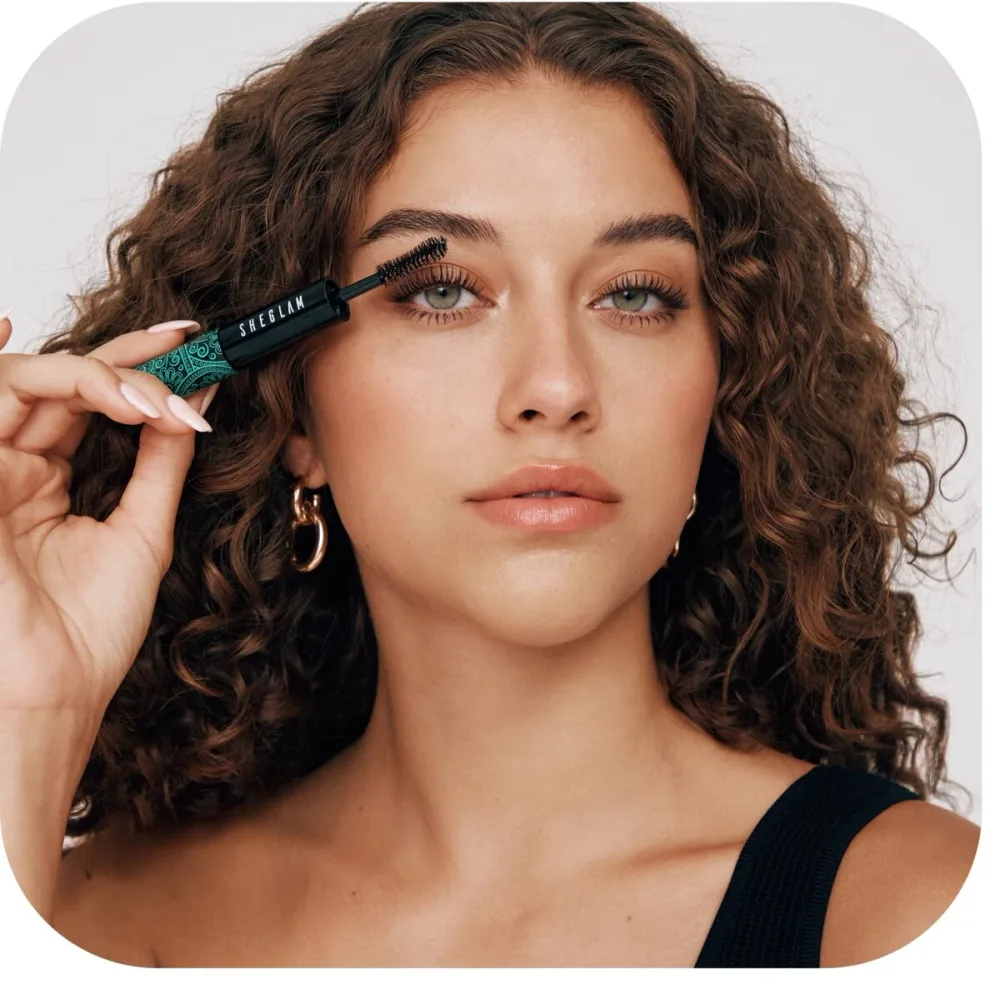 Cliente aplicando máscara de cílios SheGlam