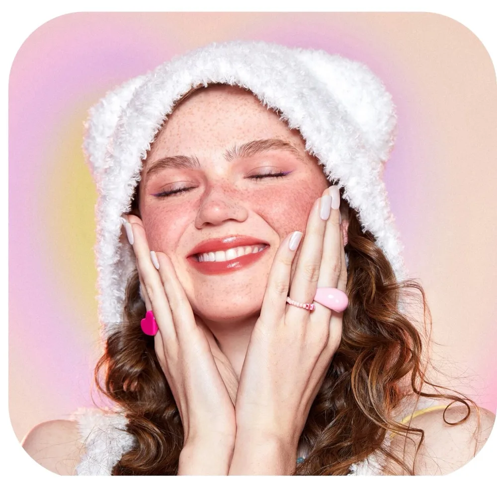 Cliente sorrindo com blush SheGlam